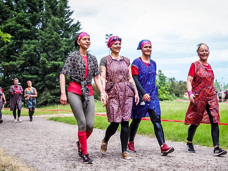 Immanuel Seniorenzentrum Elstal - Nachrichten - Muddy Angel Run: Gemeinsam gegen Brustkrebs! - Mit Kopftuch und Kittel stellen die Teilnehmerinnen sich der schlammigen Herausforderung