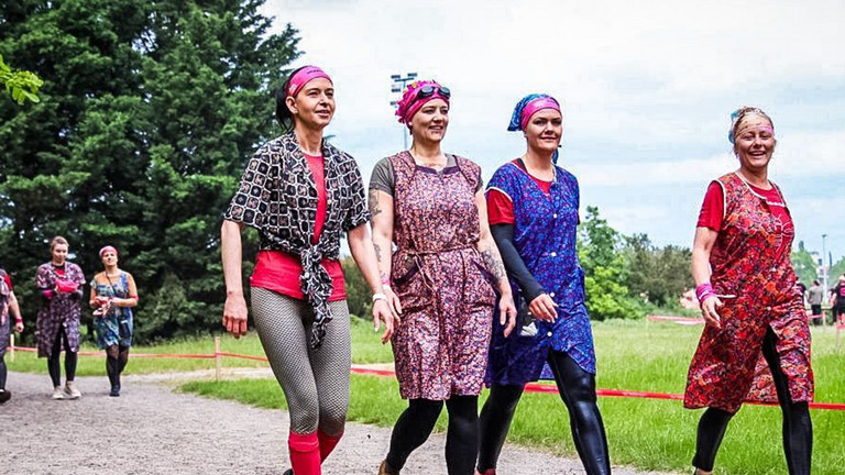 Immanuel Seniorenzentrum Elstal - Nachrichten - Muddy Angel Run: Gemeinsam gegen Brustkrebs! - Mit Kopftuch und Kittel stellen die Teilnehmerinnen sich der schlammigen Herausforderung