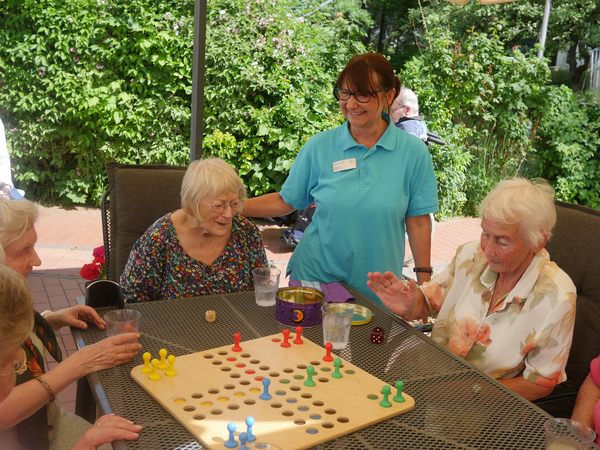 Bewohner beim Gesellschaftsspiel auf Terrasse