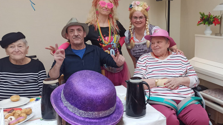 Fasching verbindet – Mitarbeitende und Bewohner feiern gemeinsam