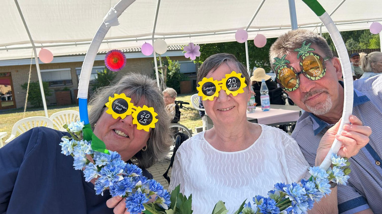 Mit bunter Deko und Verkleidung bereit für ein Foto