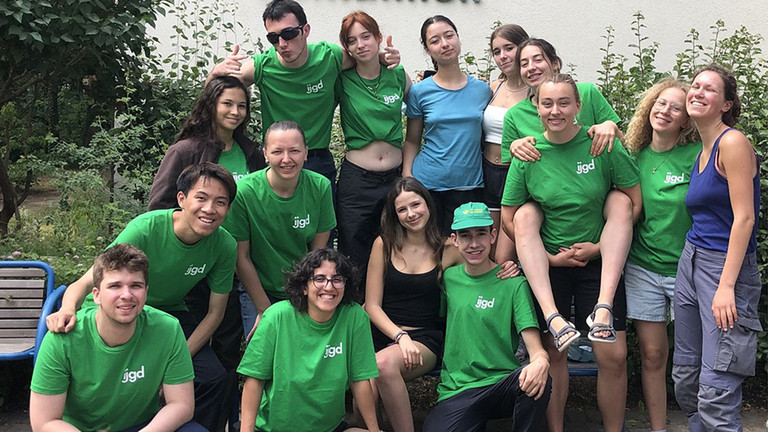 Immanuel Haus Ecktannen - Nachricht - Internationale Jugendgruppe verschönert Seniorenpflegeheim Immanuel Haus Ecktannen in Waren - Gruppenbild